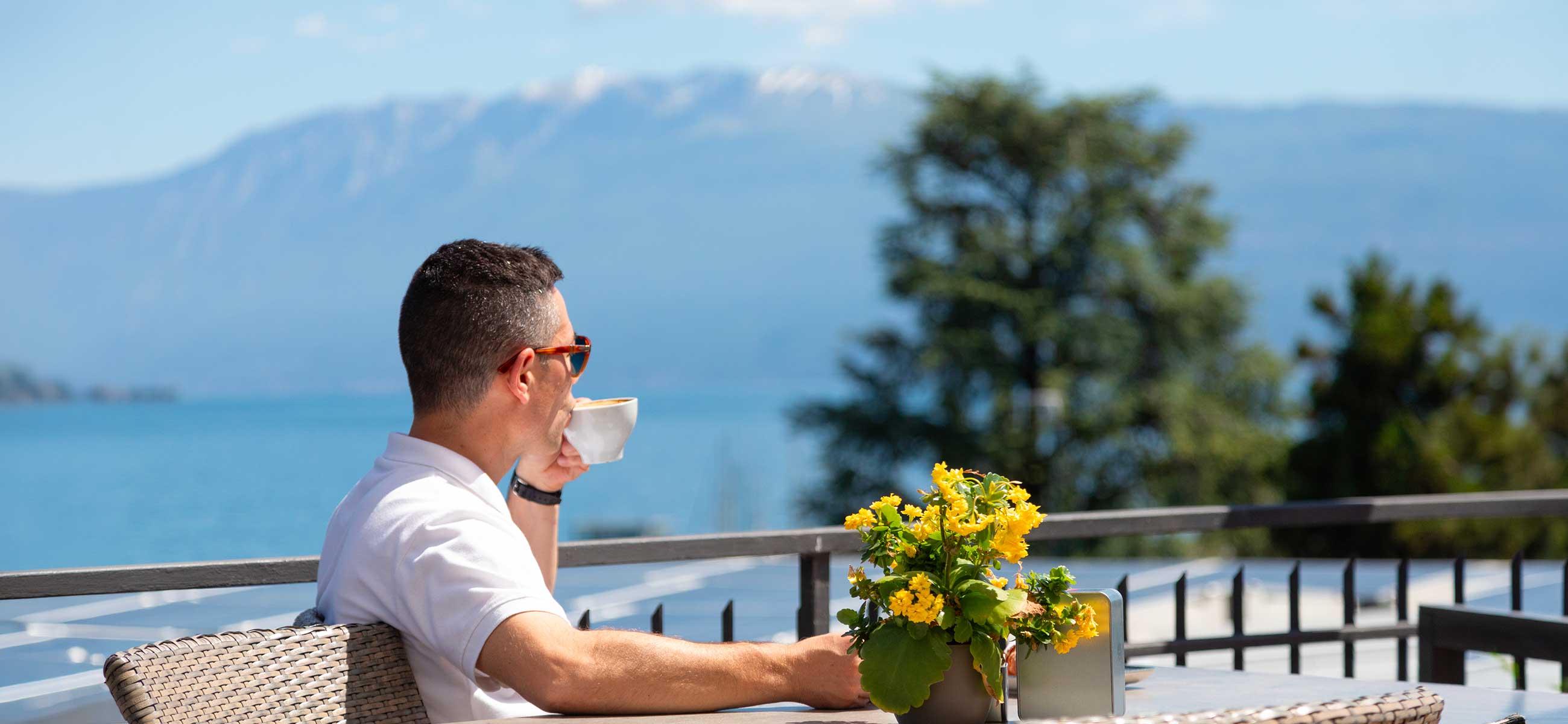 PiscinaPiscina del Camping Eden con area solarium e vista Lago di Garda