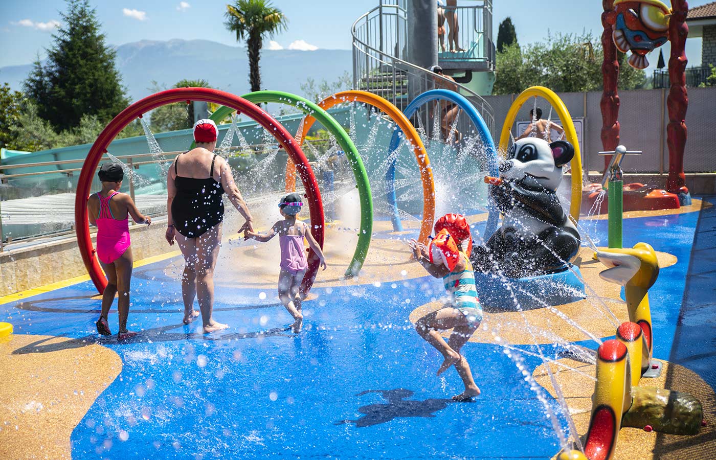 bambini in piscina